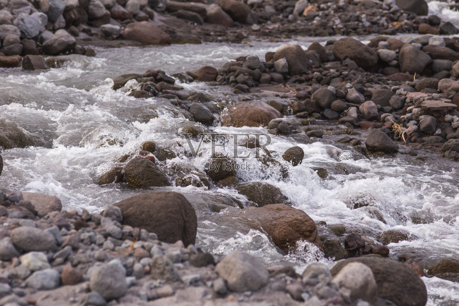 溪水顺着岩石流下来照片摄影图片