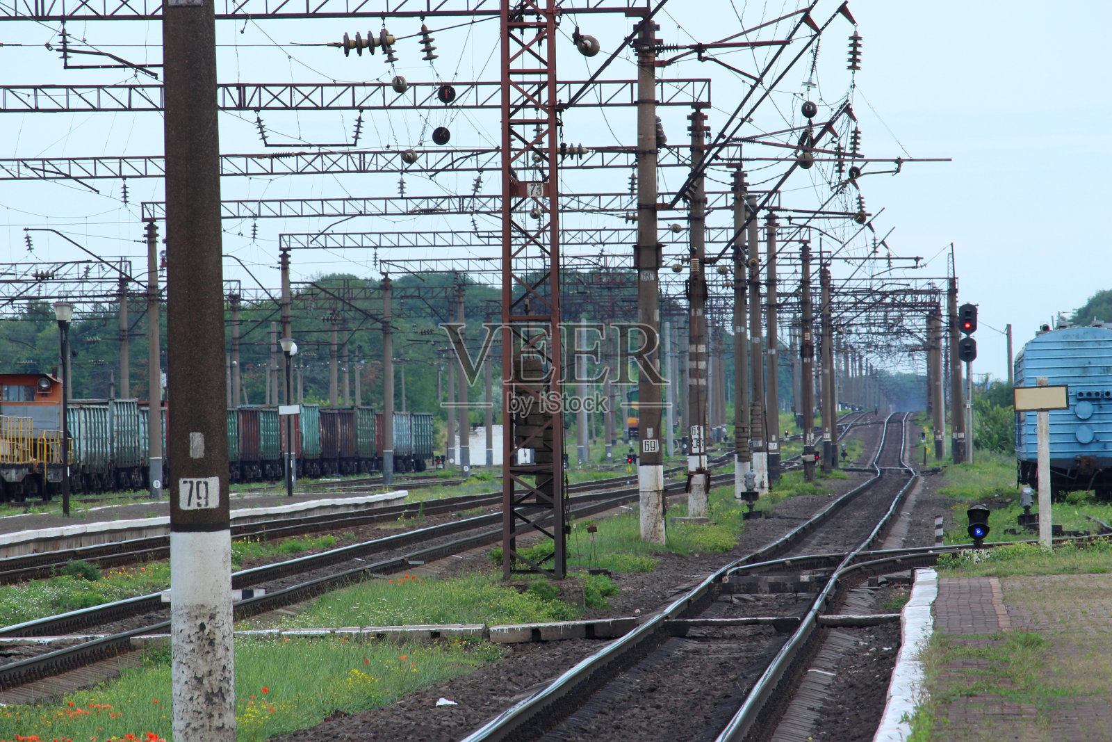 火车站。电线用的金属和混凝土杆及支撑物。照片摄影图片