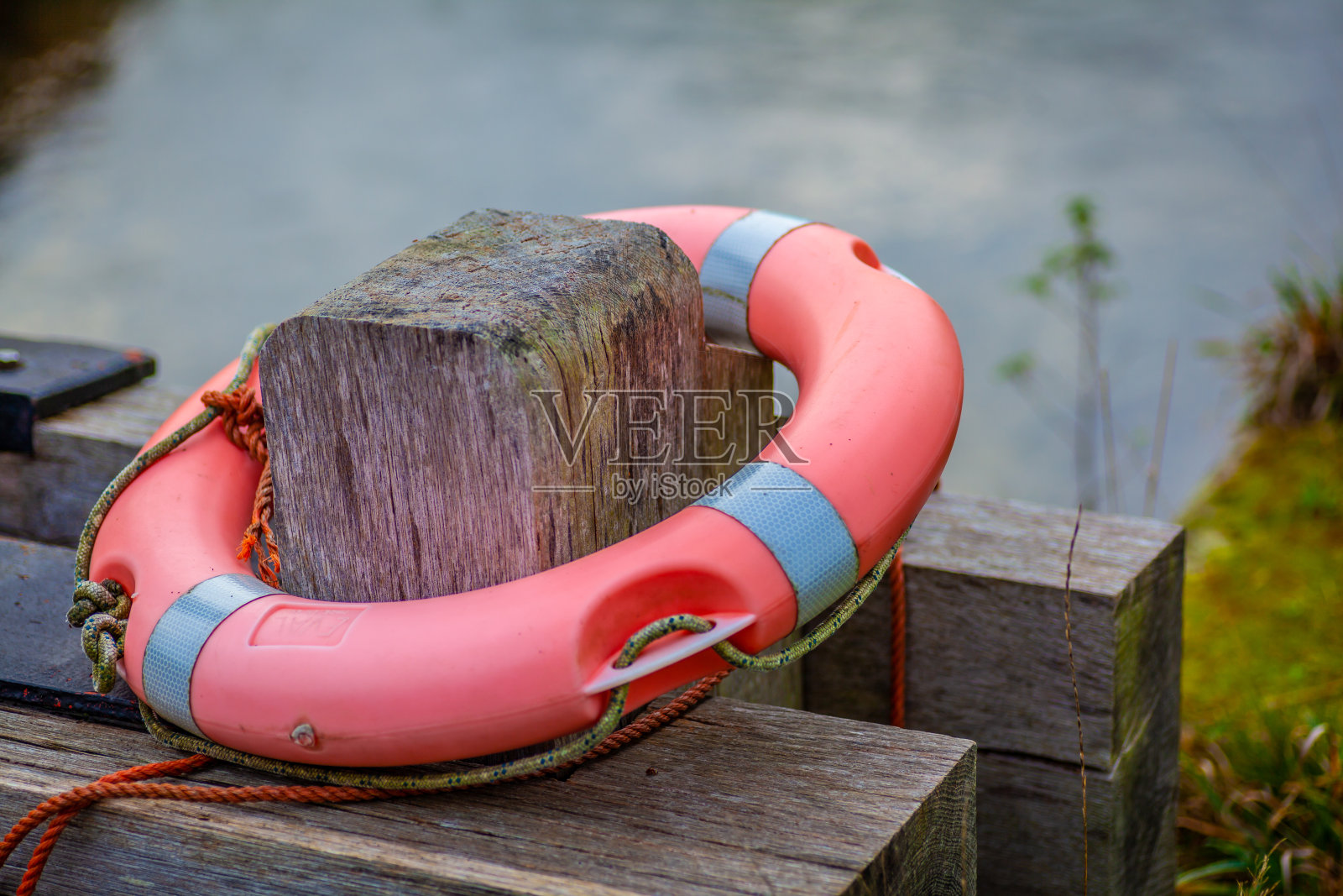 紧靠船闸的浮力辅助照片摄影图片