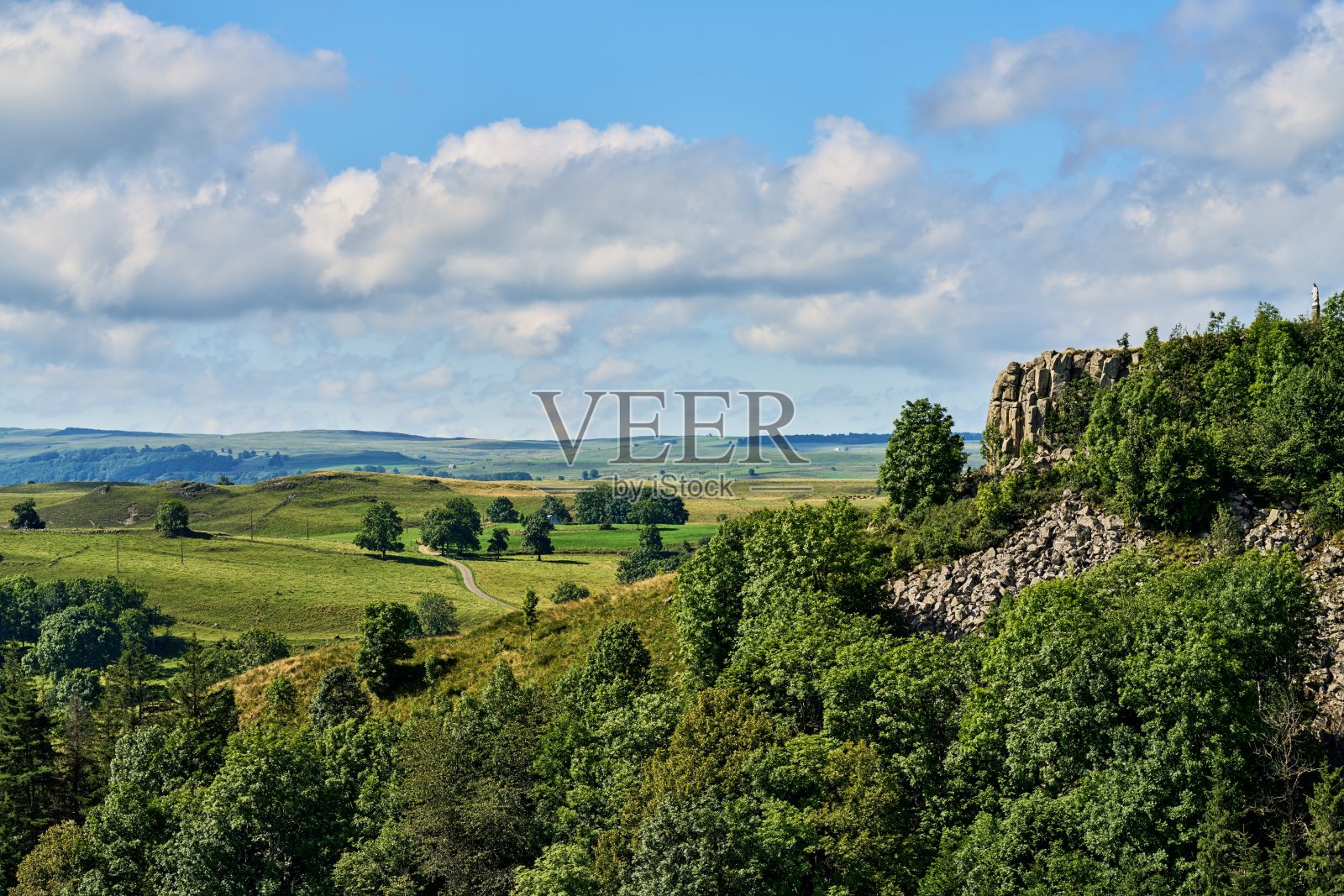从Apchon的城堡废墟俯瞰周围的田野和奥弗涅的火山景观照片摄影图片