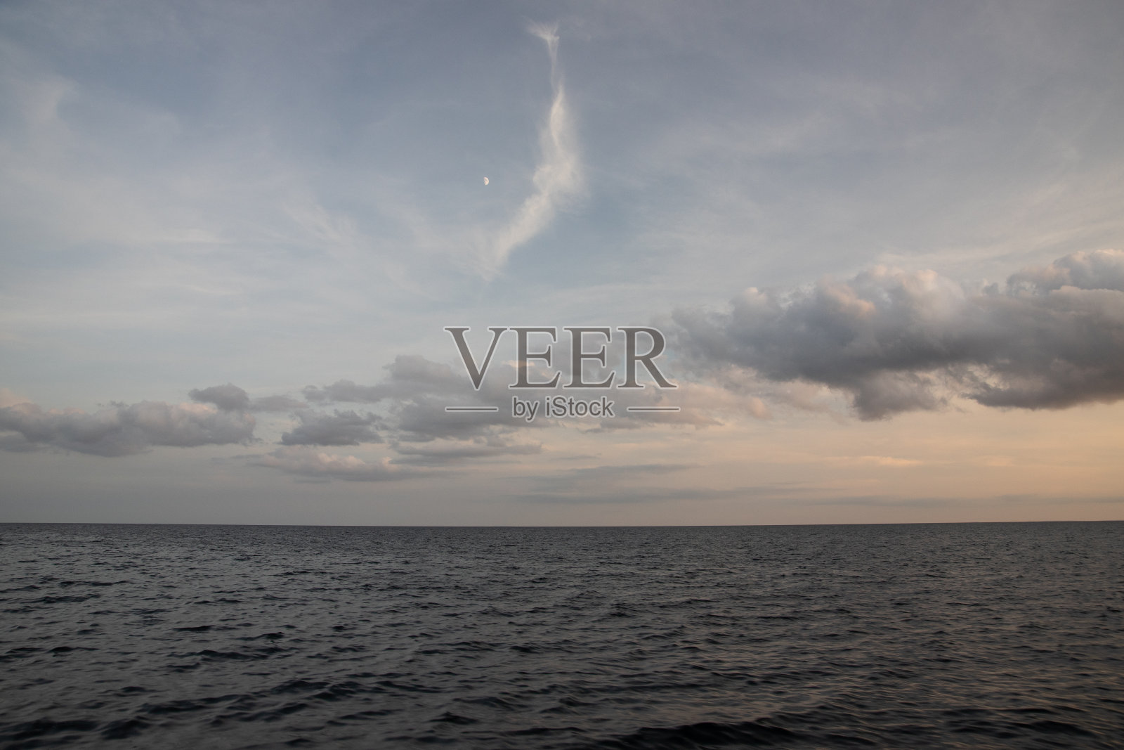 大西洋上空的云层照片摄影图片