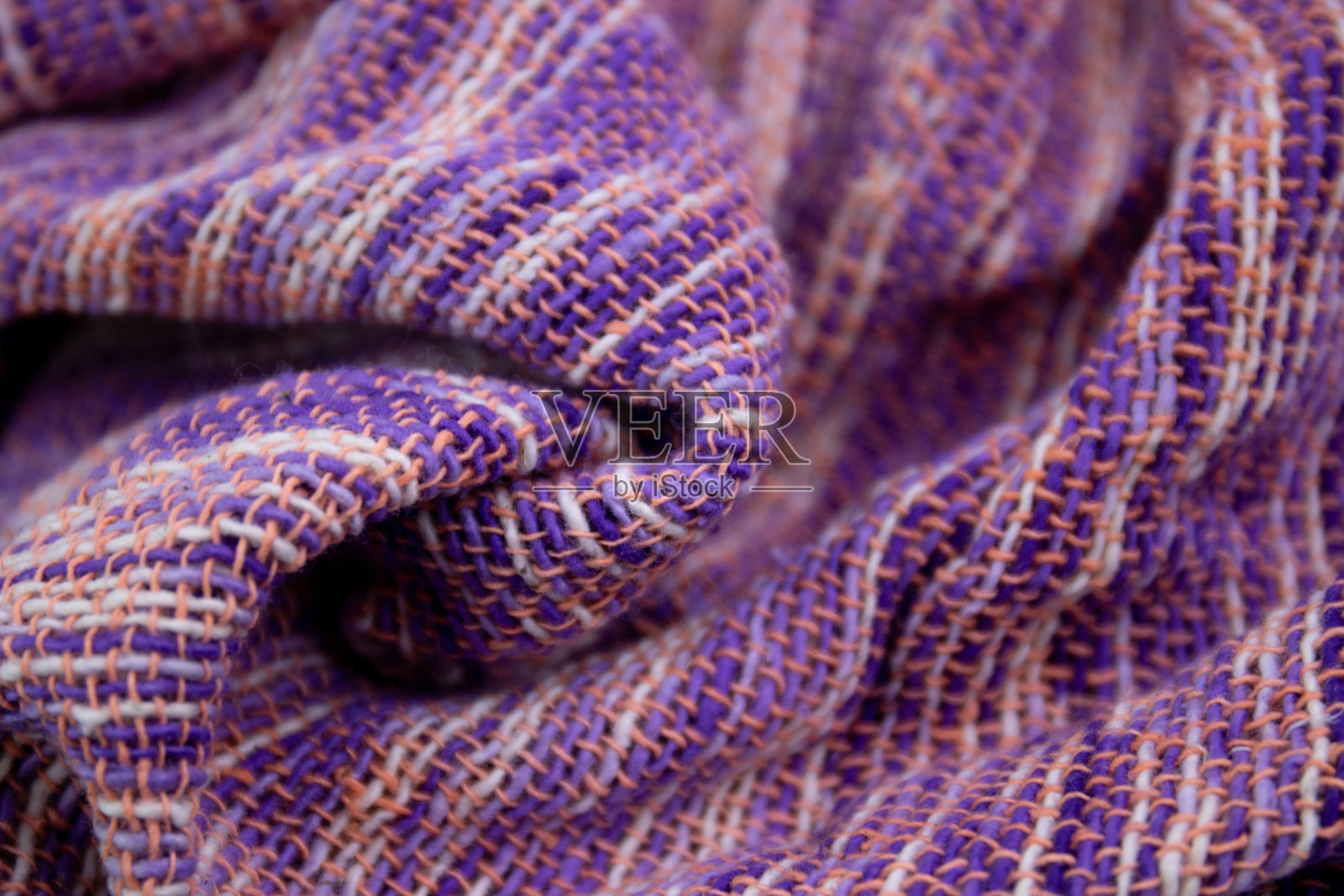 白色背景上的紫色手工艺品衣服照片摄影图片