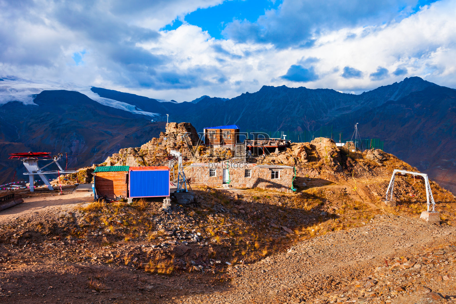 埃尔布鲁士山附近的缆车站照片摄影图片