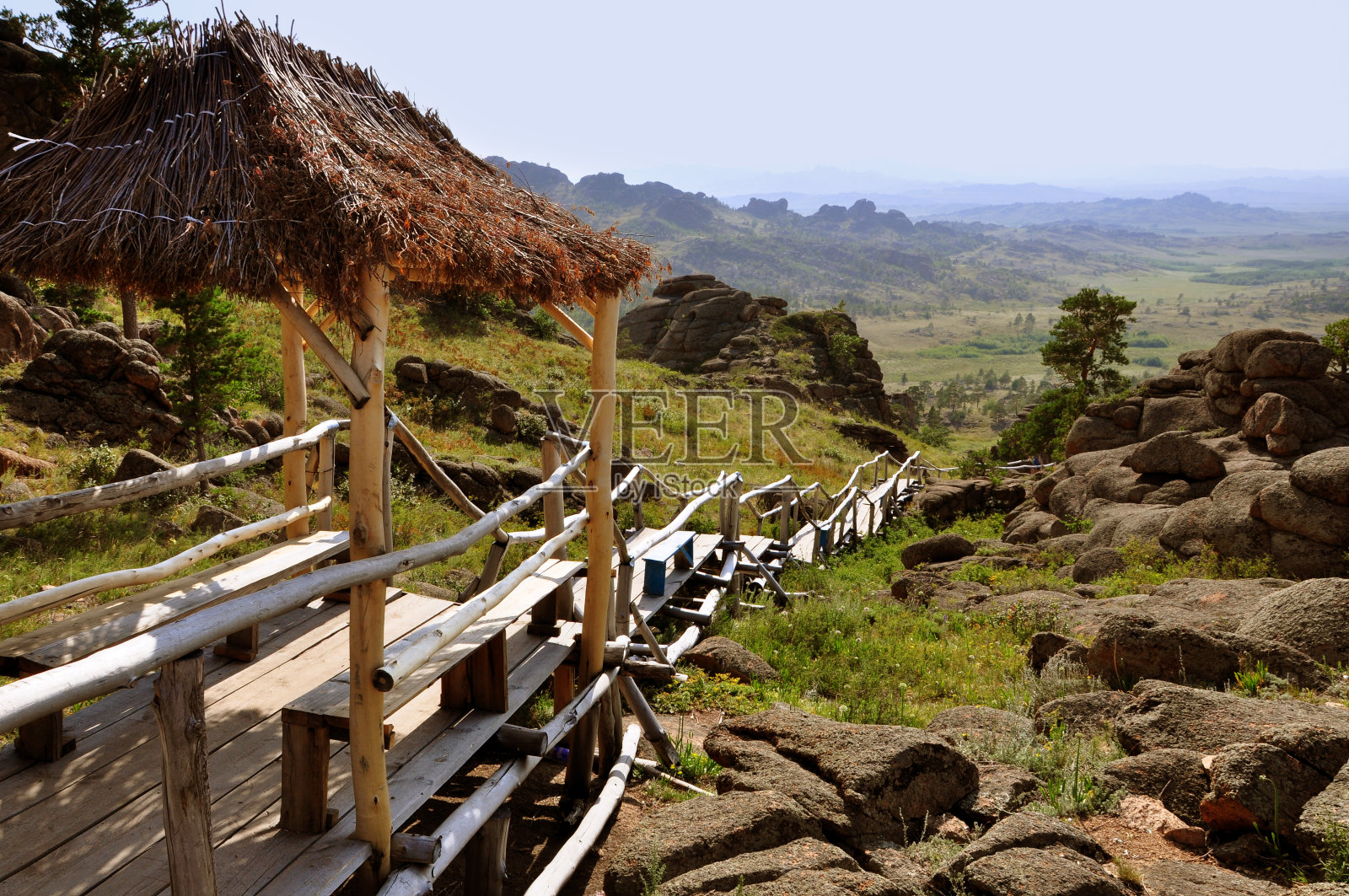 高地上有一条木制台阶路照片摄影图片