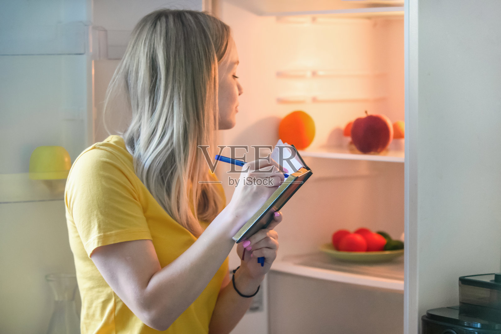 女孩列了一张购物清单照片摄影图片