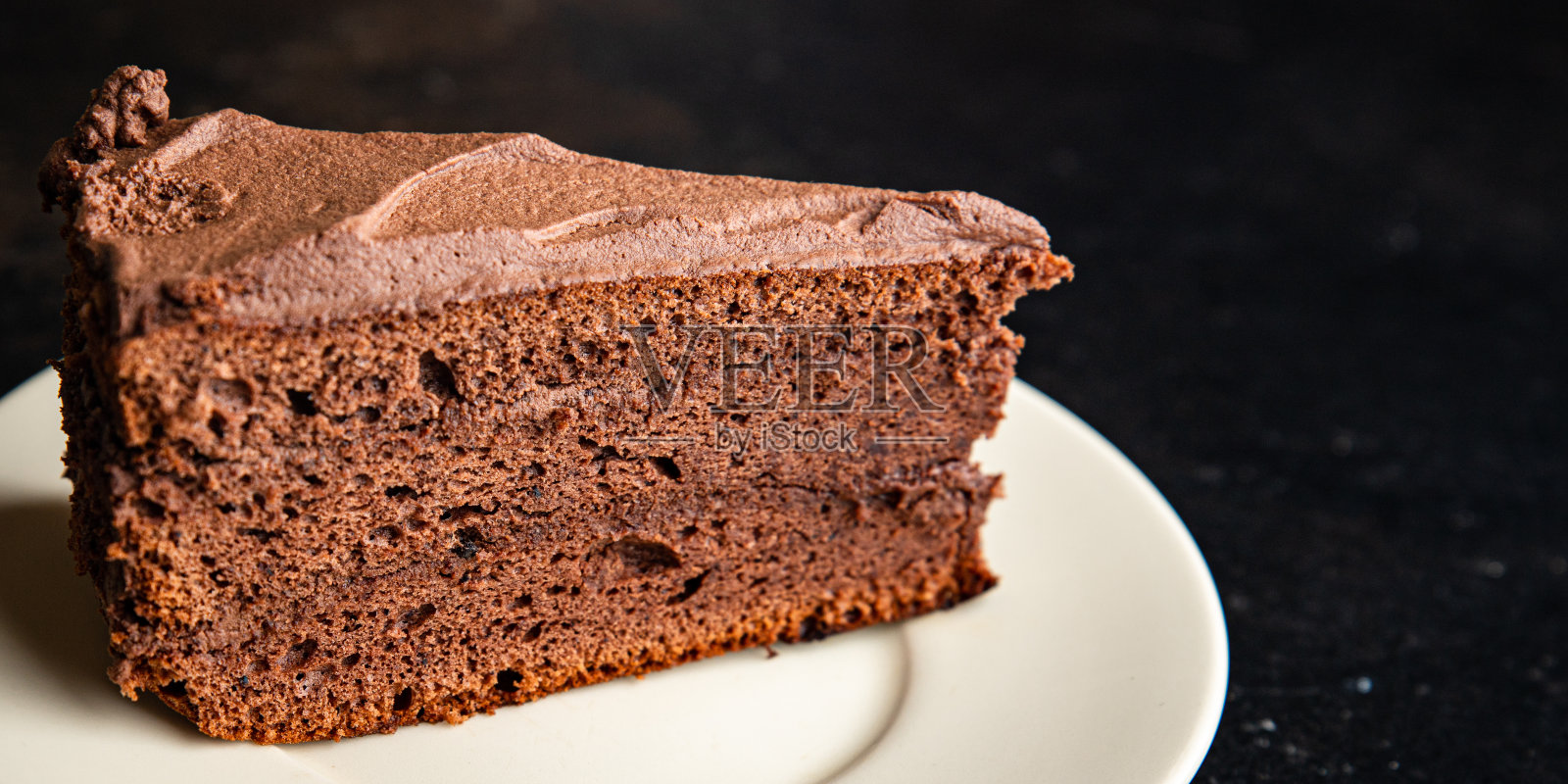 切巧克力蛋糕片假日招待海绵可可蛋糕棕色甜甜点餐小吃在桌上复制空间食物背景照片摄影图片