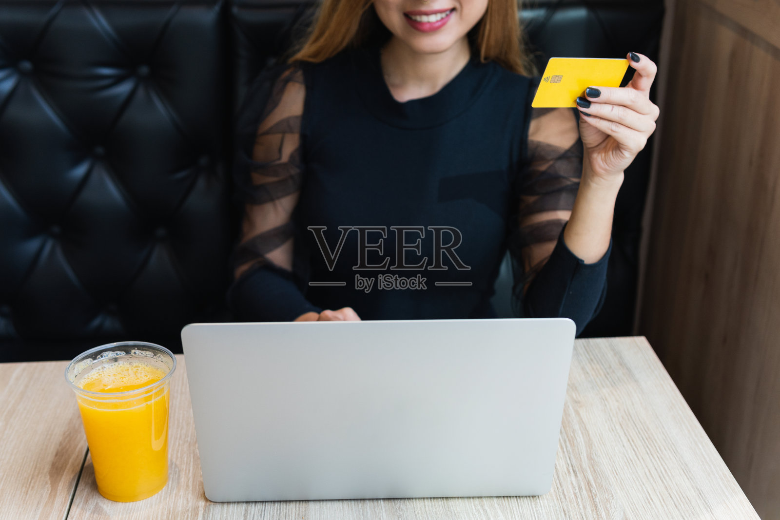 女商人的肖像与美丽的微笑，使用笔记本电脑网上购物，坐在咖啡馆橙汁照片摄影图片