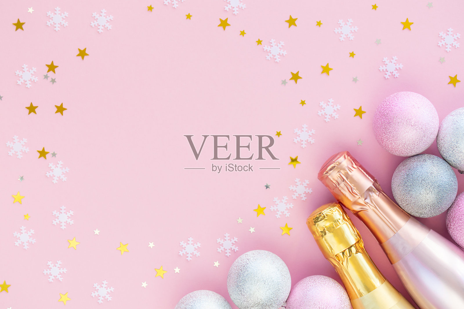 香槟，银球，星星，粉色背景上的雪花。照片摄影图片