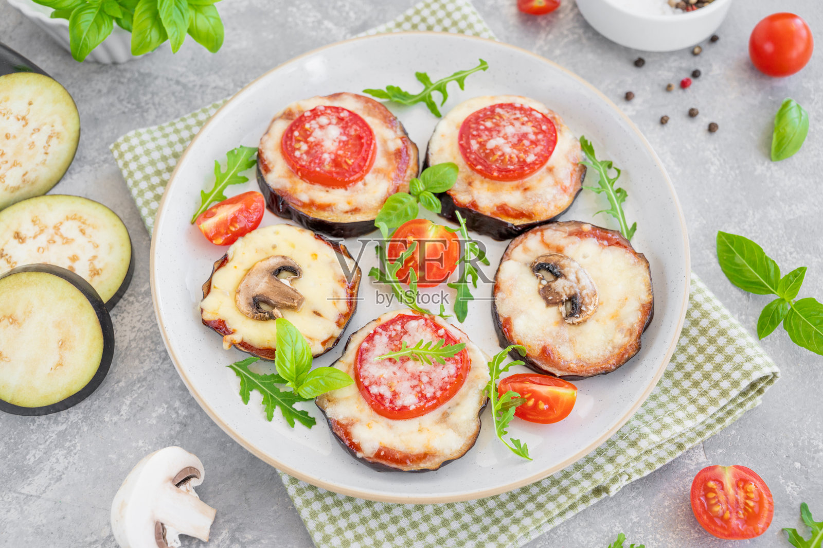 茄子披萨配蕃茄酱，马苏里拉奶酪，蘑菇和新鲜罗勒。素食菜。有选择性的重点照片摄影图片