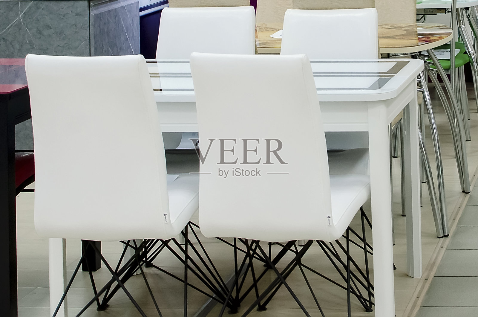 商店出售厨房家具。厨房的桌子和椅子。照片摄影图片