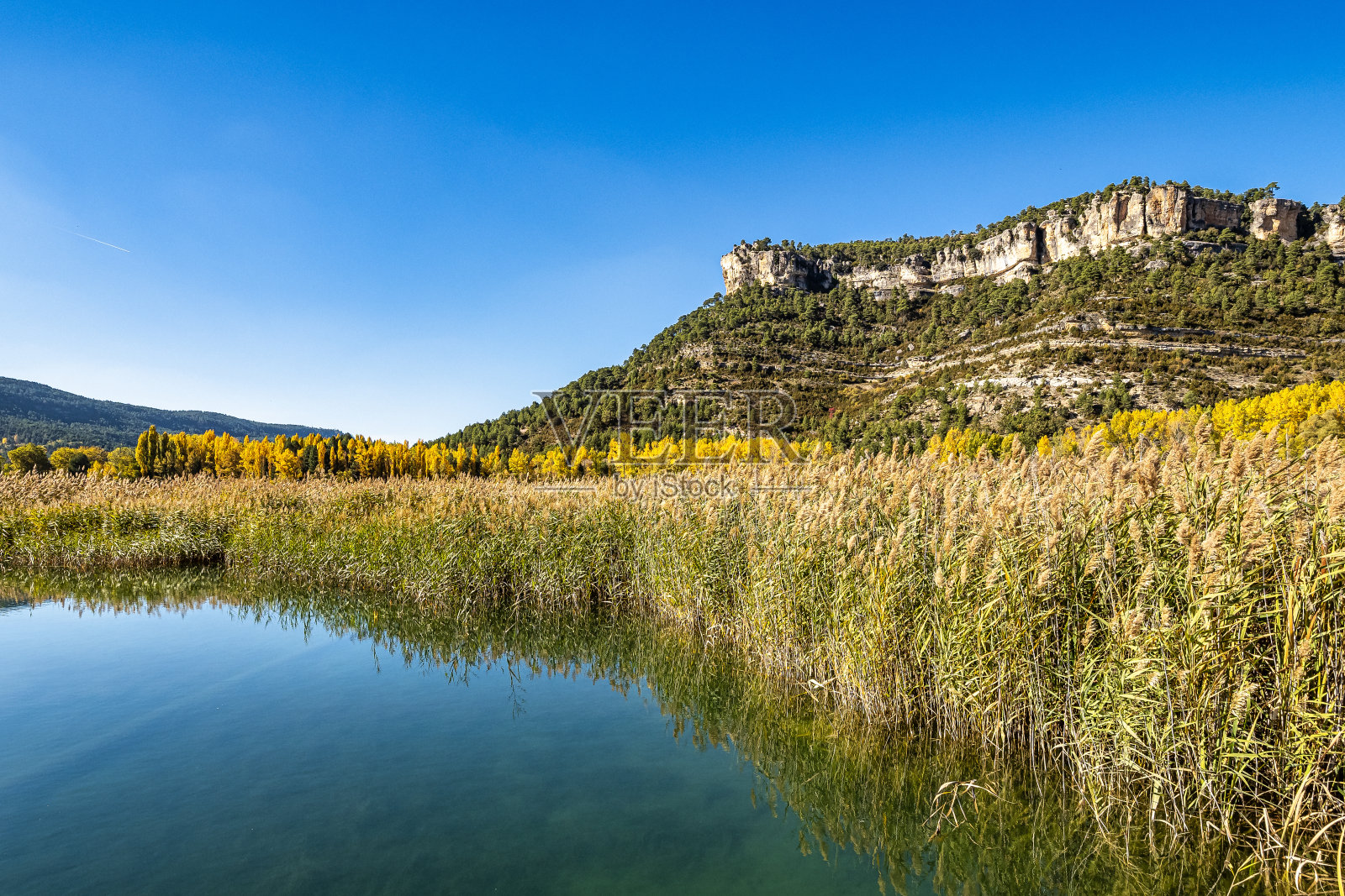 乌纳泻湖，位于西班牙卡斯蒂利亚拉曼查昆卡省的乌纳镇照片摄影图片