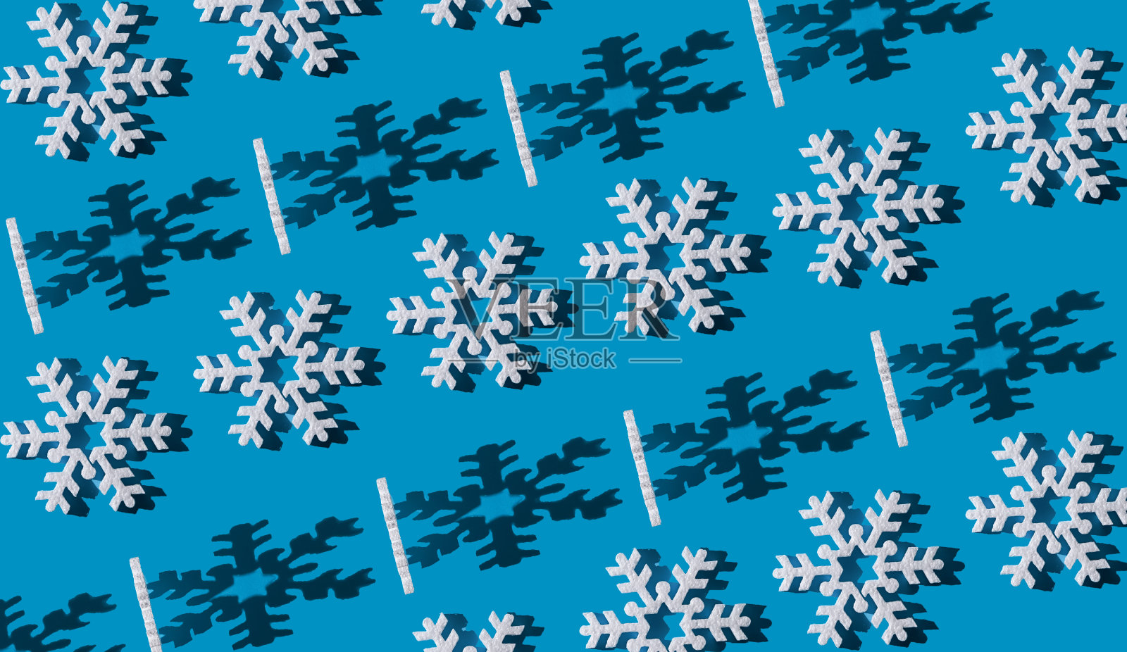 圣诞节的背景。雪花模式。白色的雪花落在蓝色的上面。雪。冬天的心情。概念的抽象。泡沫雪花。新年的模式。本空间照片摄影图片
