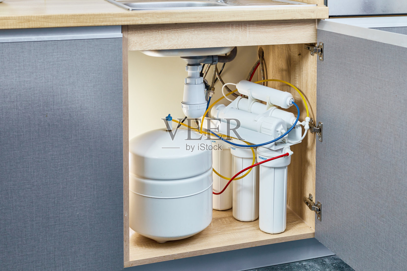 家庭厨房净化渗透系统和水过滤器。照片摄影图片