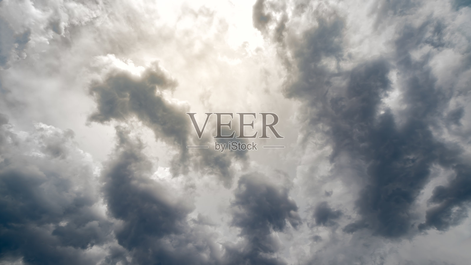 戏剧性的多云的天空。云朵飞过地平线，云朵风景照片摄影图片