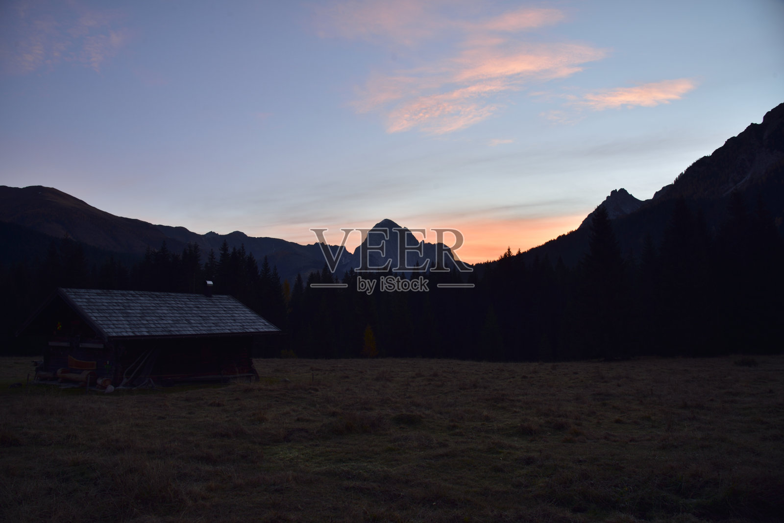 维斯登德山谷与佩拉尔巴山的日出光线照片摄影图片