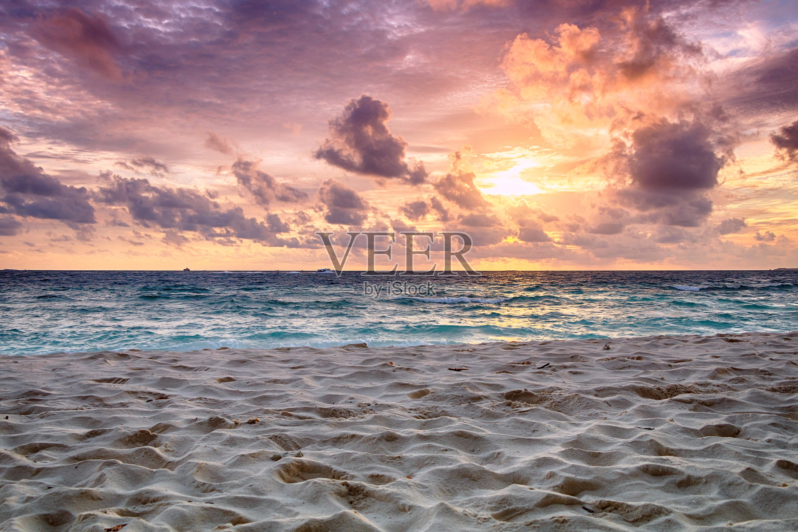 海边美丽的日落。照片摄影图片