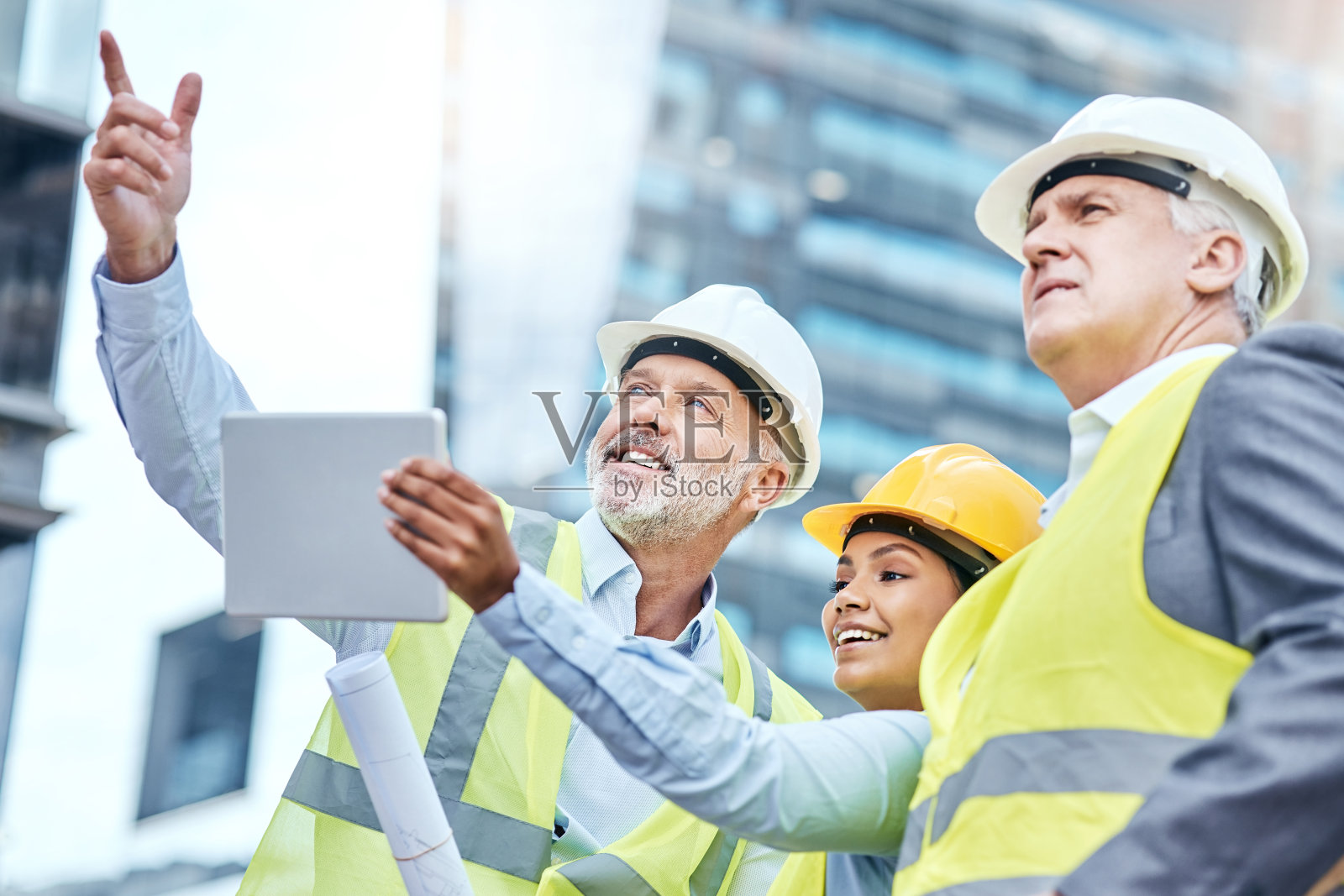 一群商务人士在建筑工地工作时使用电子平板电脑照片摄影图片