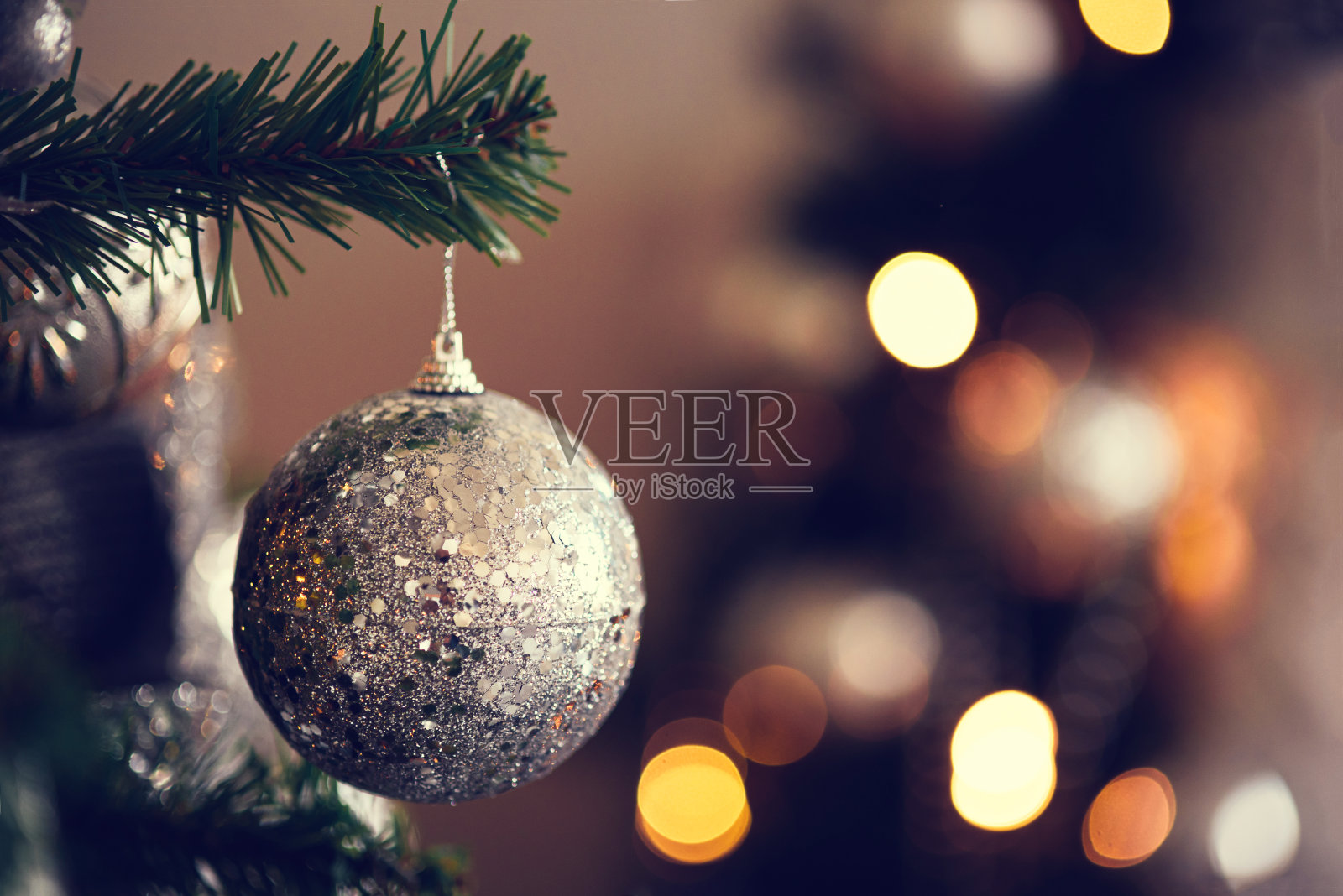 杉木树枝上的银色圣诞球。照片摄影图片