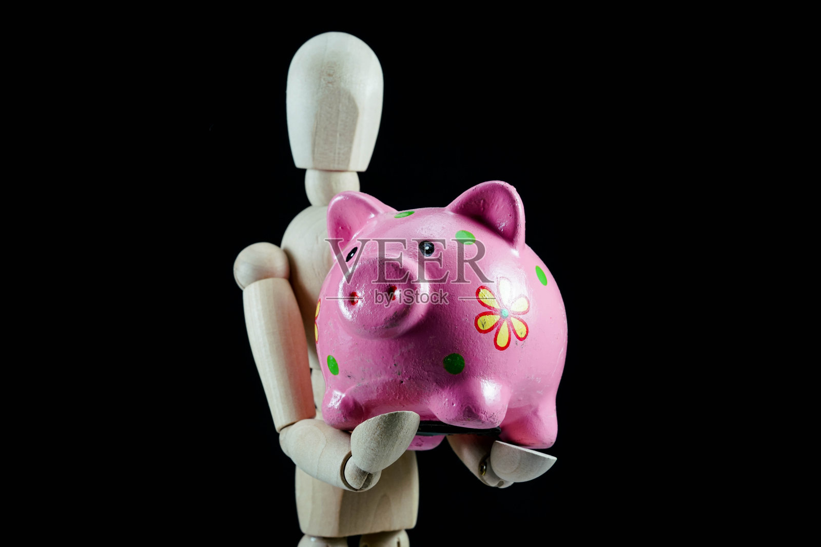 木制假人和小猪储蓄罐，商业概念，银行概念，木偶戏，艺术模型。木娃娃照片摄影图片