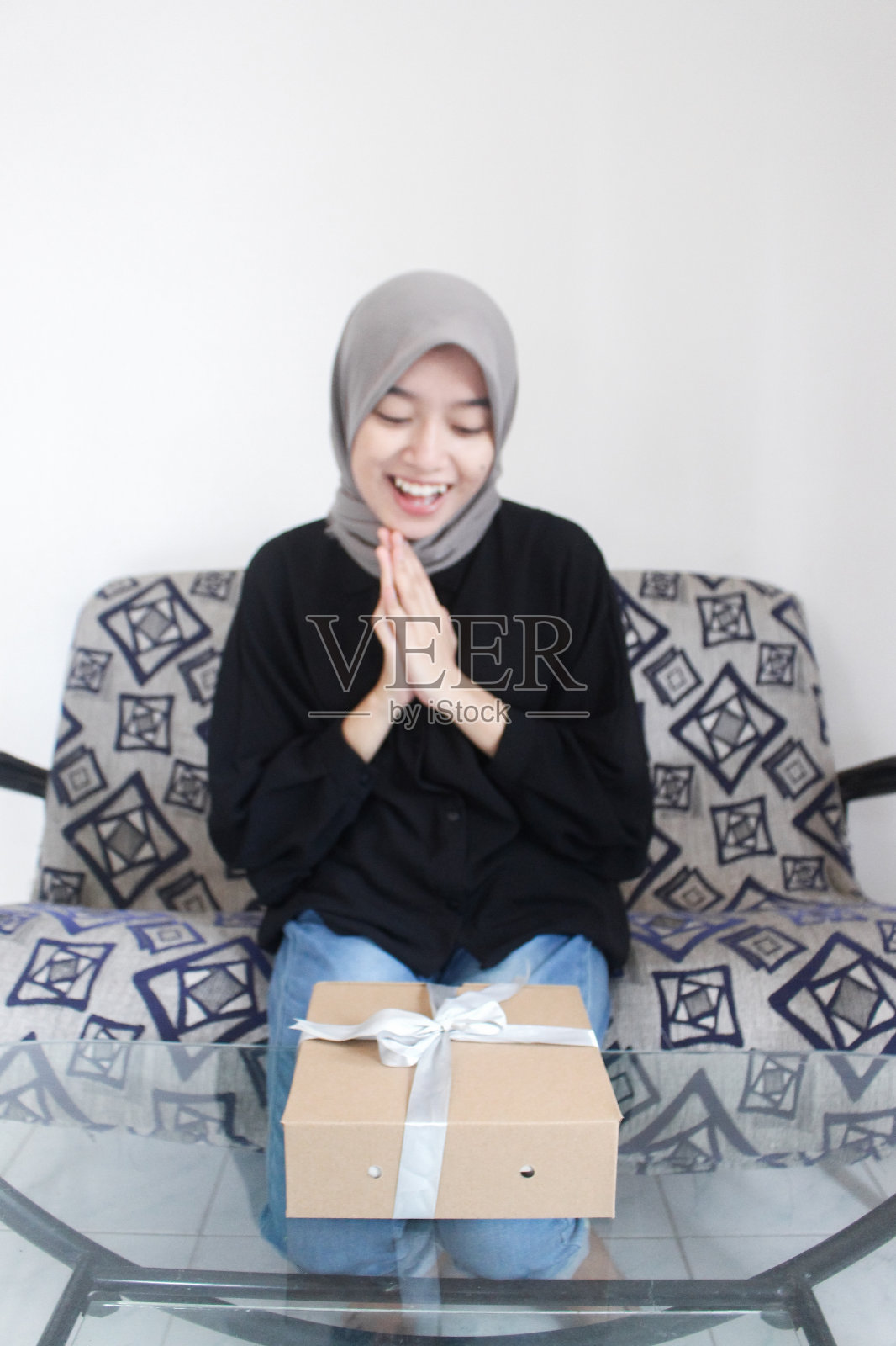 亚洲妇女高兴地打开礼盒照片摄影图片