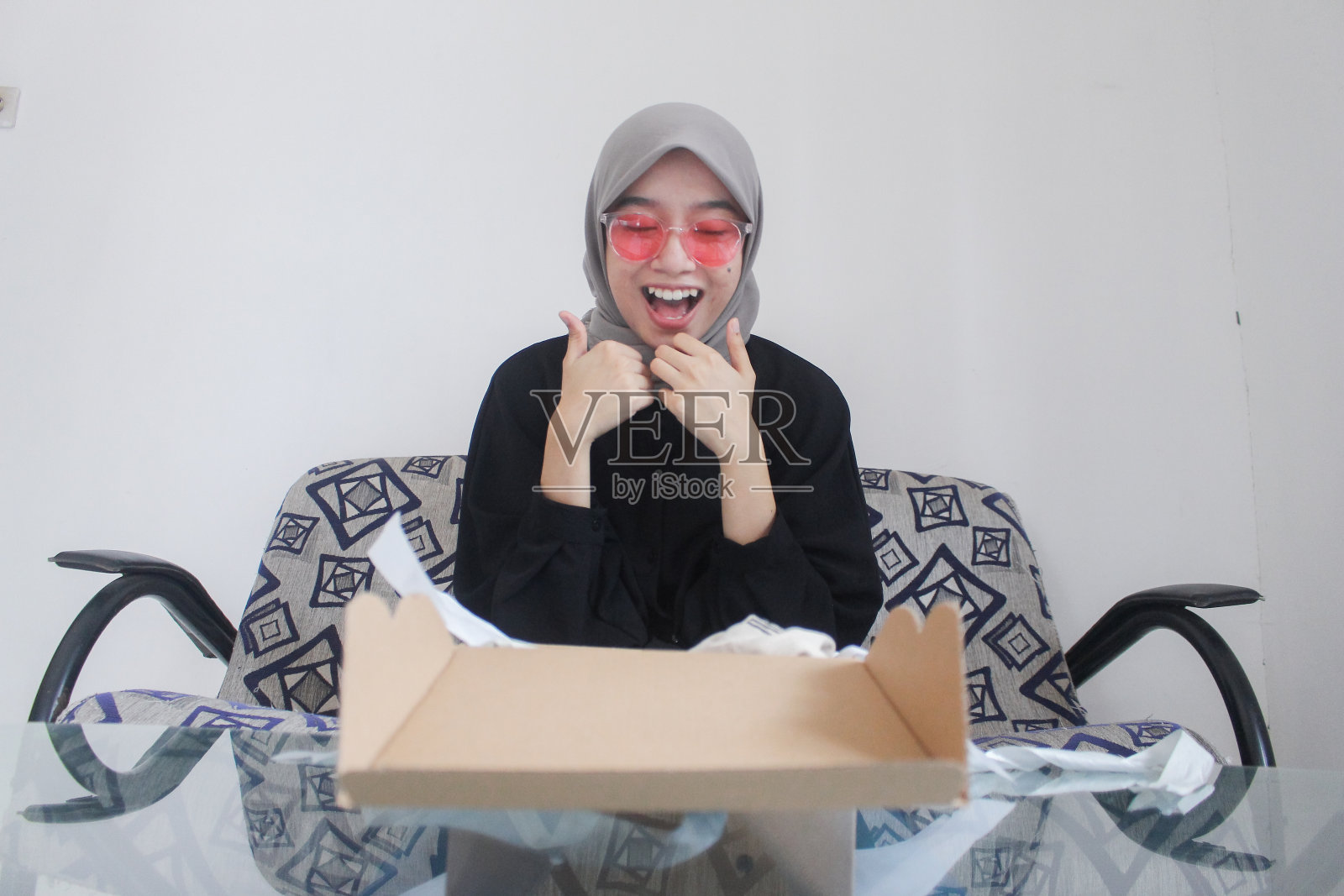 亚洲妇女高兴地打开礼盒照片摄影图片