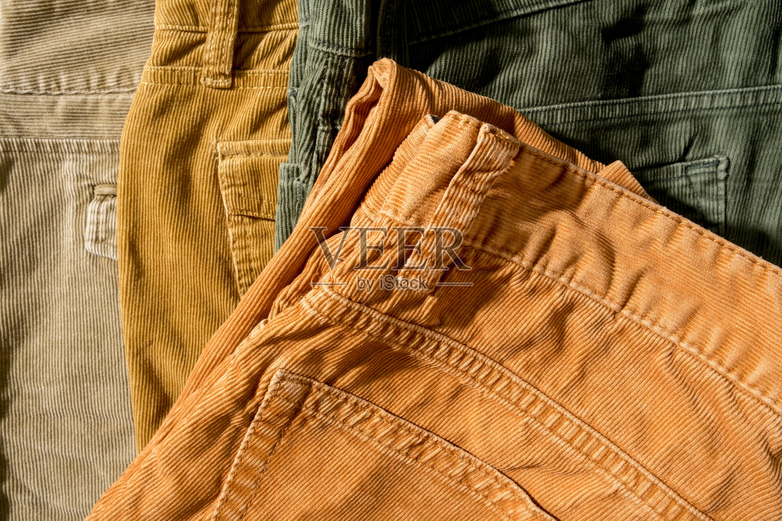 精品店里卖灯芯绒裤子。特写镜头。照片摄影图片