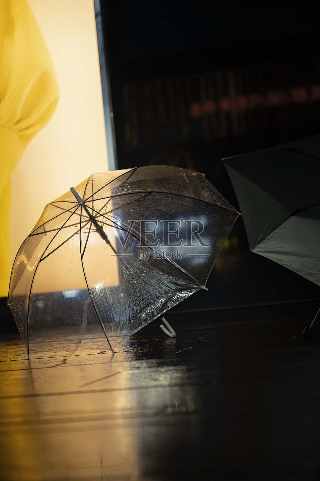 成都雨夜，路边的一把废弃雨伞照片摄影图片