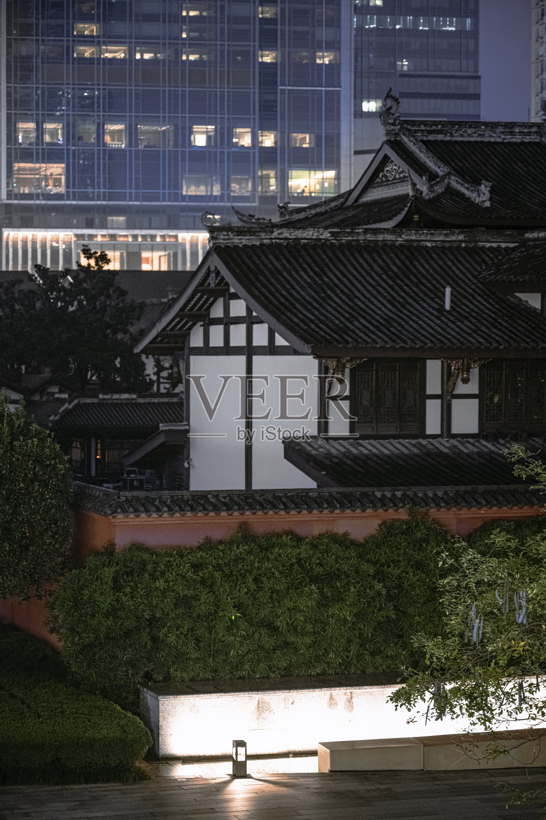 成都雨夜拍摄的建筑照片摄影图片