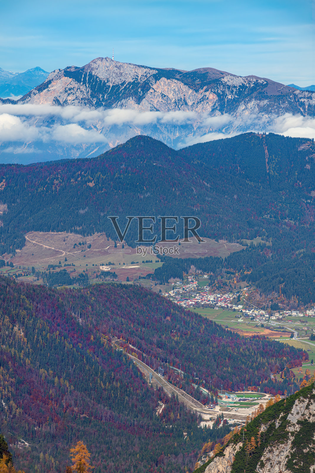 从斯莱姆山顶的滑雪跳台上看，塔马尔山谷，普兰尼察，戈伦斯卡，朱利安阿尔卑斯，斯洛文尼亚，欧洲照片摄影图片