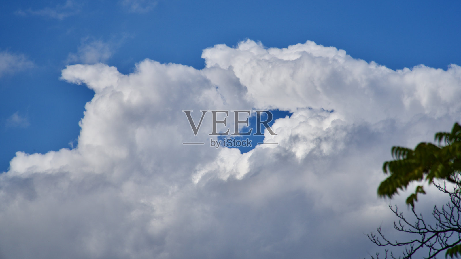 秋天的云在蓝天。照片摄影图片