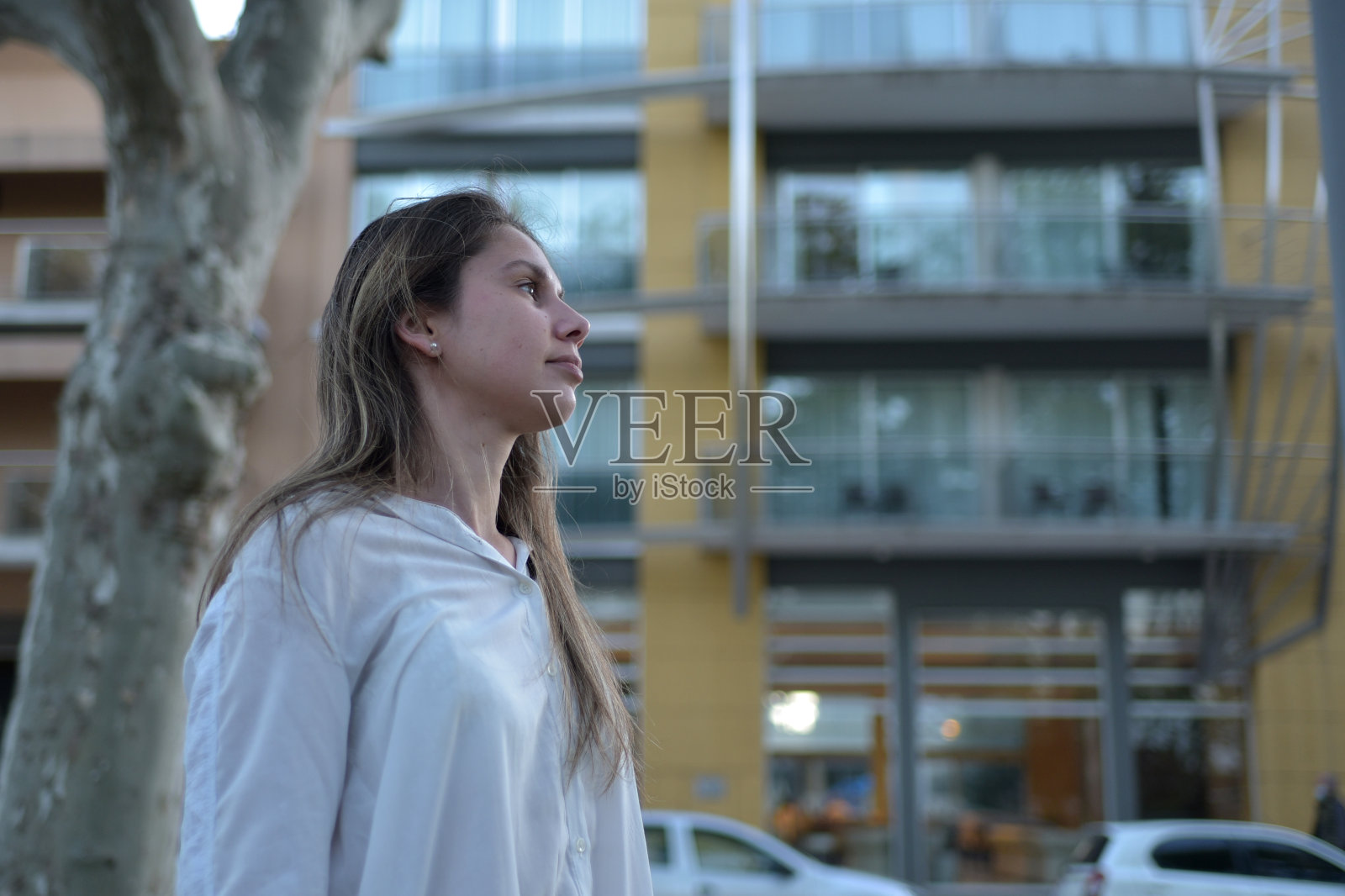 年轻女子侧面照片摄影图片