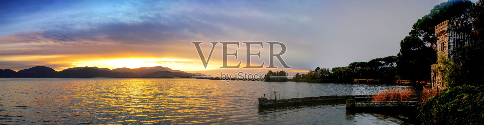 概述神奇的普契尼托雷德尔拉戈在黎明照片摄影图片