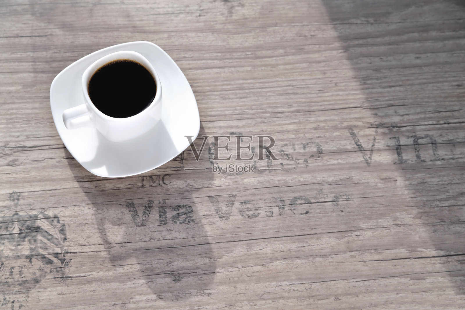 白色咖啡杯，晨光背景旧波特橡木特写复制空间照片摄影图片