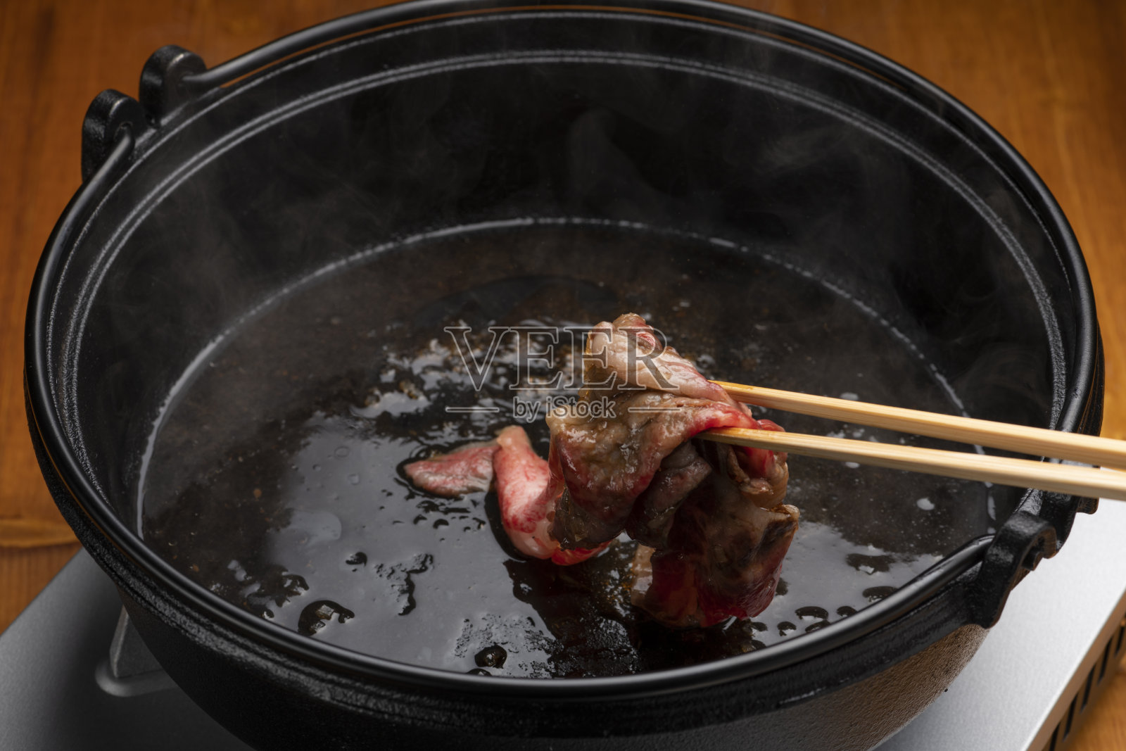 寿喜烧。日本火锅。照片摄影图片