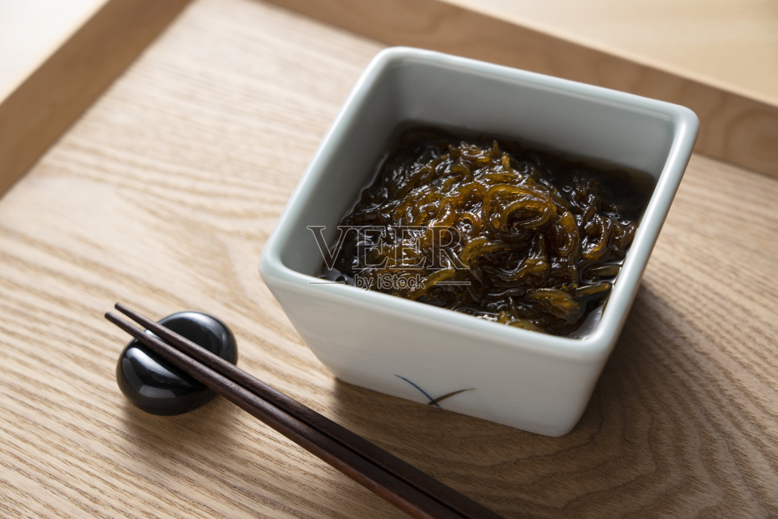 木槌放在木托盘上。日本食物的形象。Mozuku是一种冲绳美食。照片摄影图片