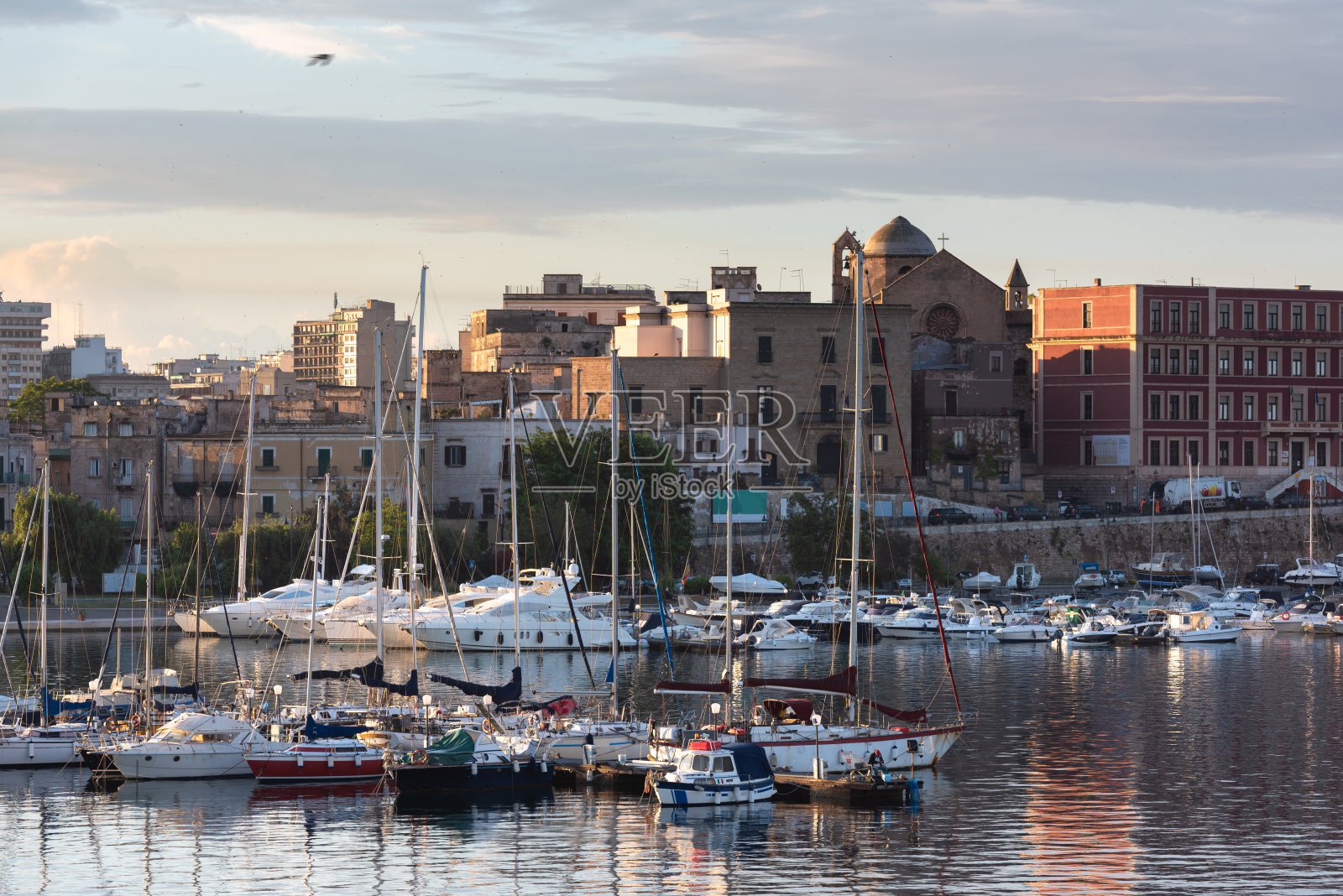 海港。黎明时分的船只。海镇。塔兰托照片摄影图片