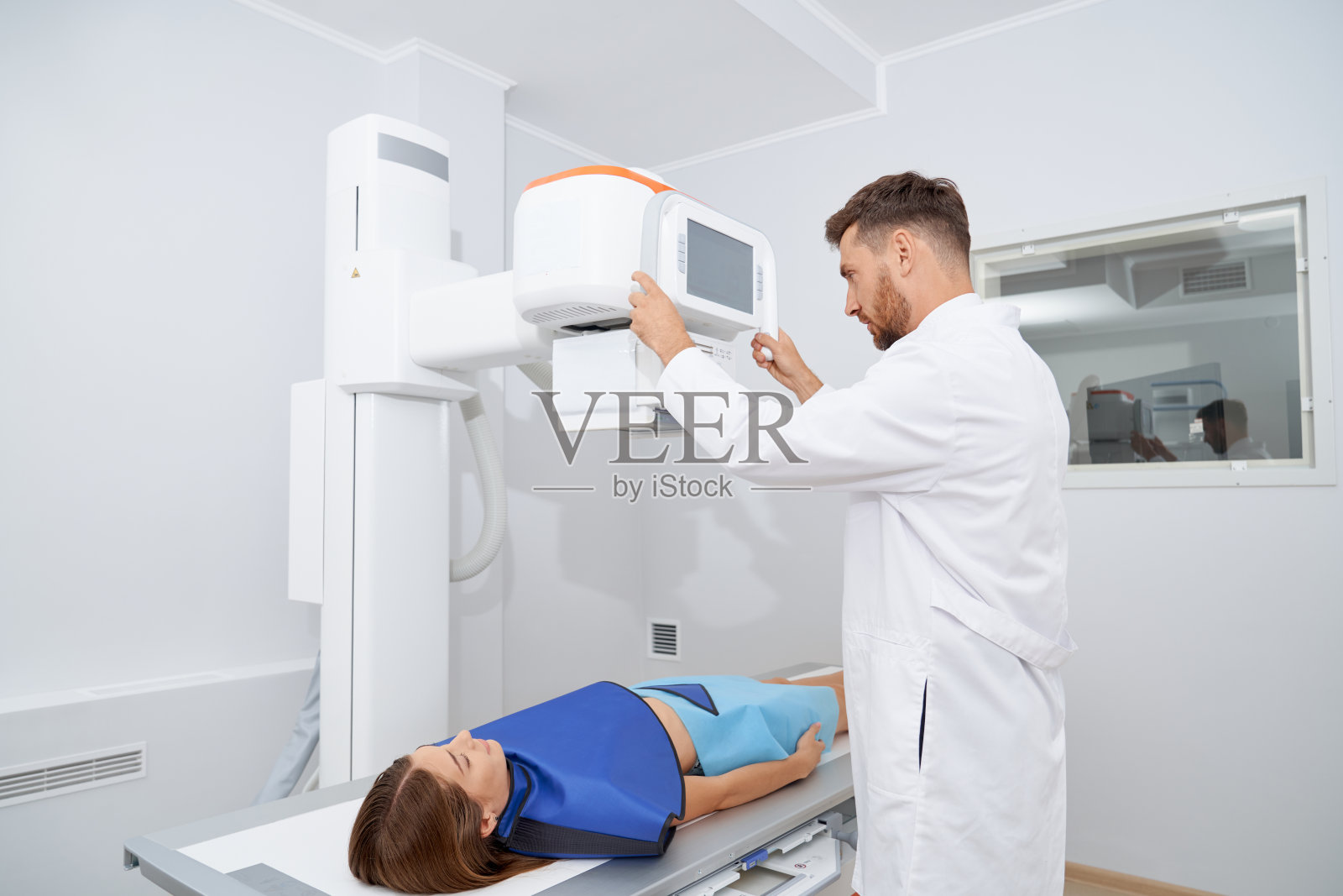 病人躺下进行腹部超声波检查。照片摄影图片