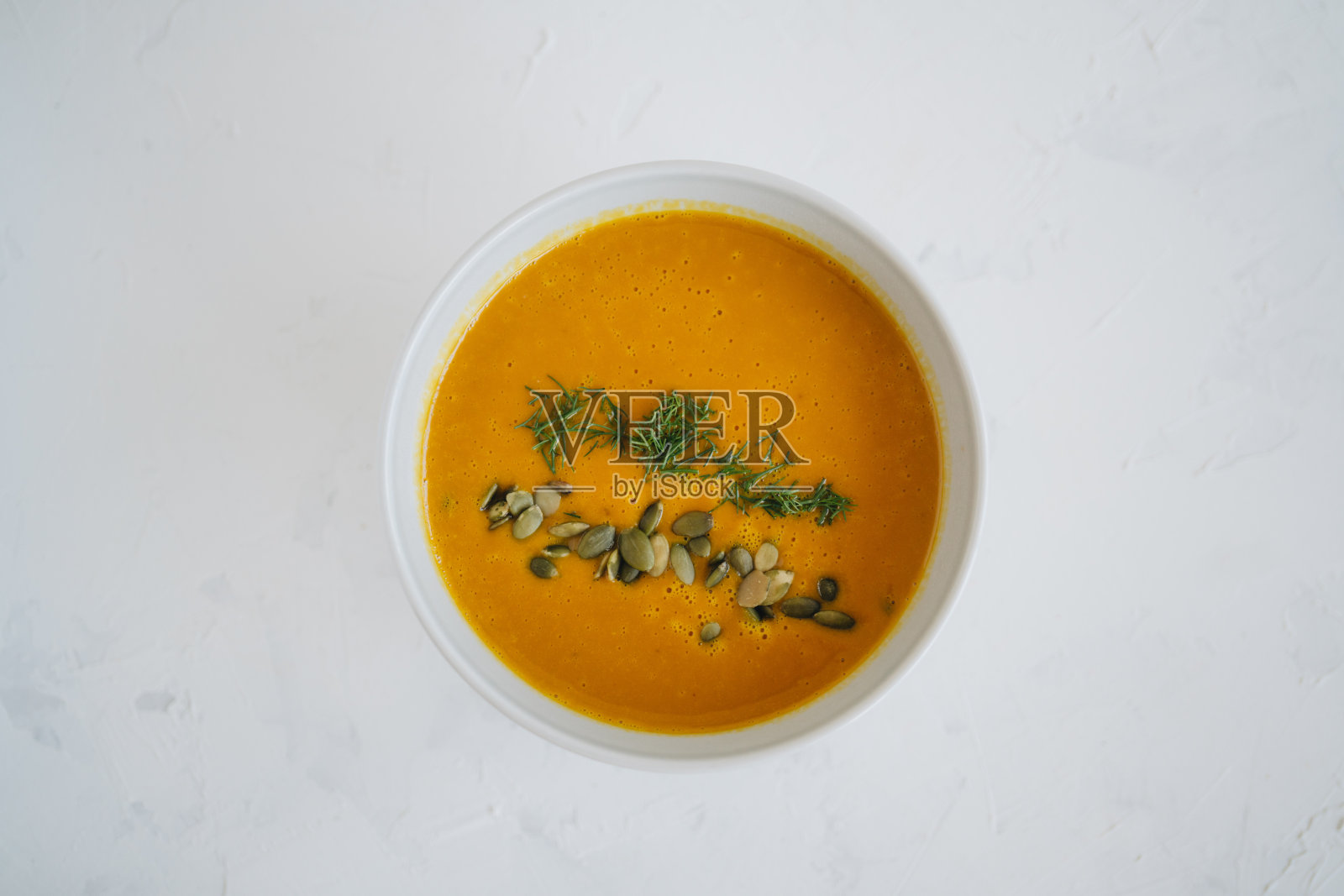 白色背景下的南瓜汤照片摄影图片