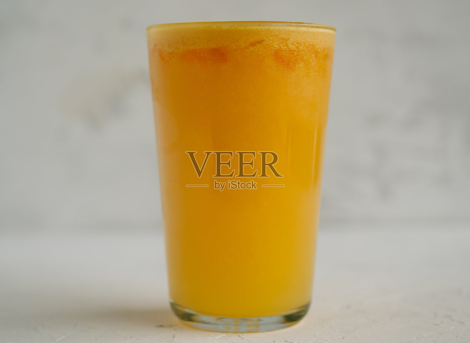 新鲜橙汁在白色背景的玻璃杯照片摄影图片