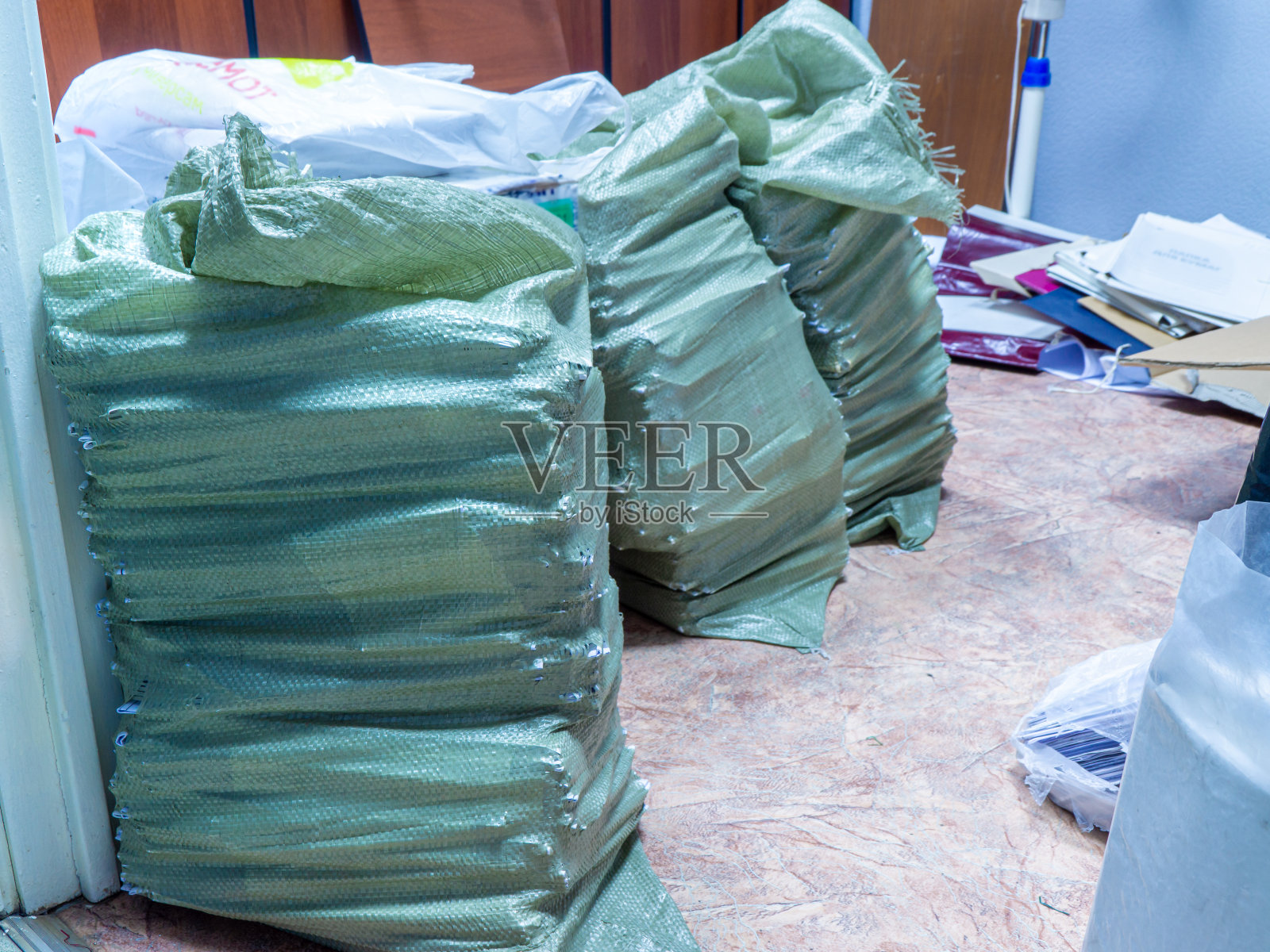 将办公室空间从不必要的旧文件中解放出来照片摄影图片