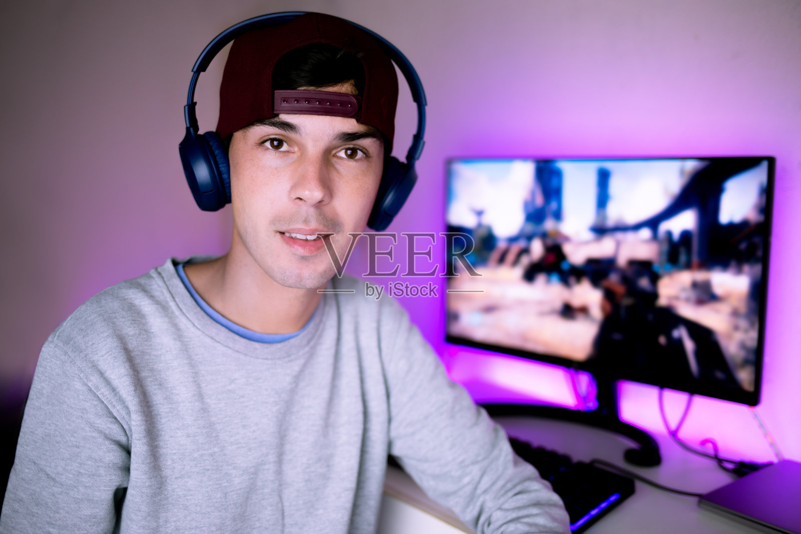 一个年轻的游戏玩家的肖像。照片摄影图片