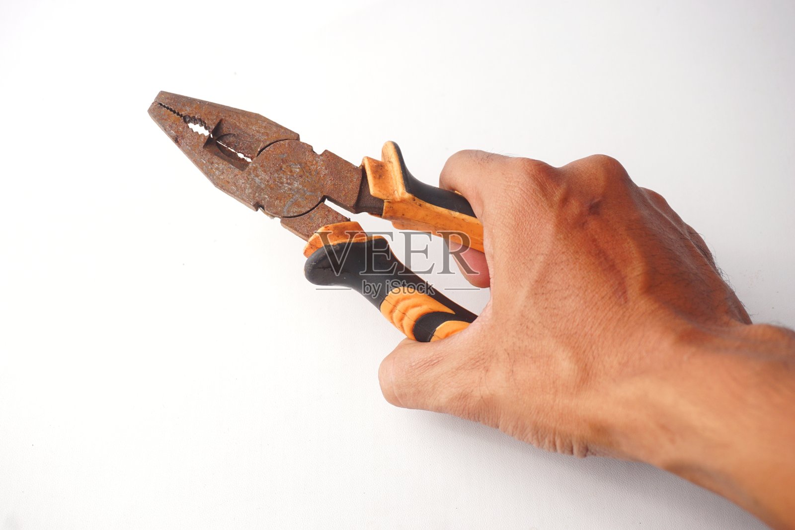 手拿着白底万能钳照片摄影图片