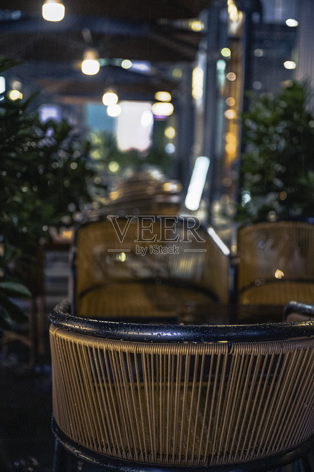 雨夜，成都一家灯火通明的店铺外照片摄影图片