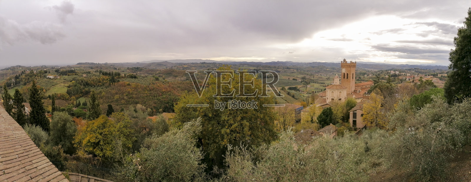 意大利托斯卡纳比萨圣米尼亚托，白松露节，乡村的秋天全景照片摄影图片