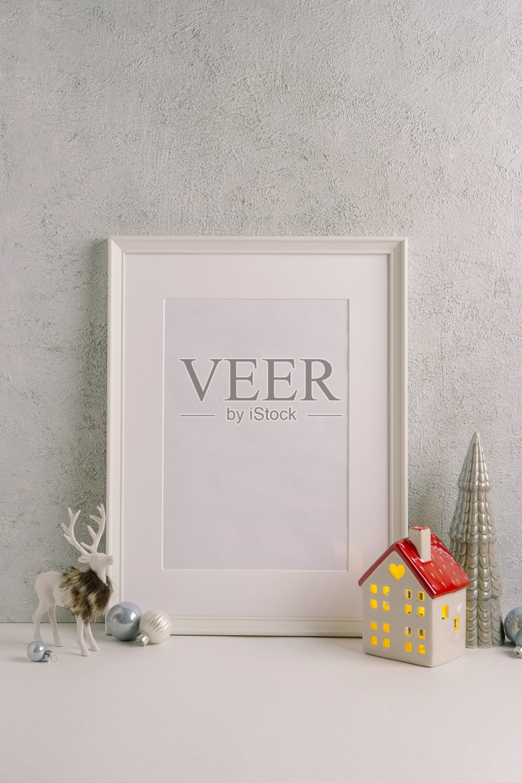 圣诞装饰，松枝，房子灯笼和一个白色的模拟海报框架的圣诞构图的作品和文本的展示。模板。照片摄影图片