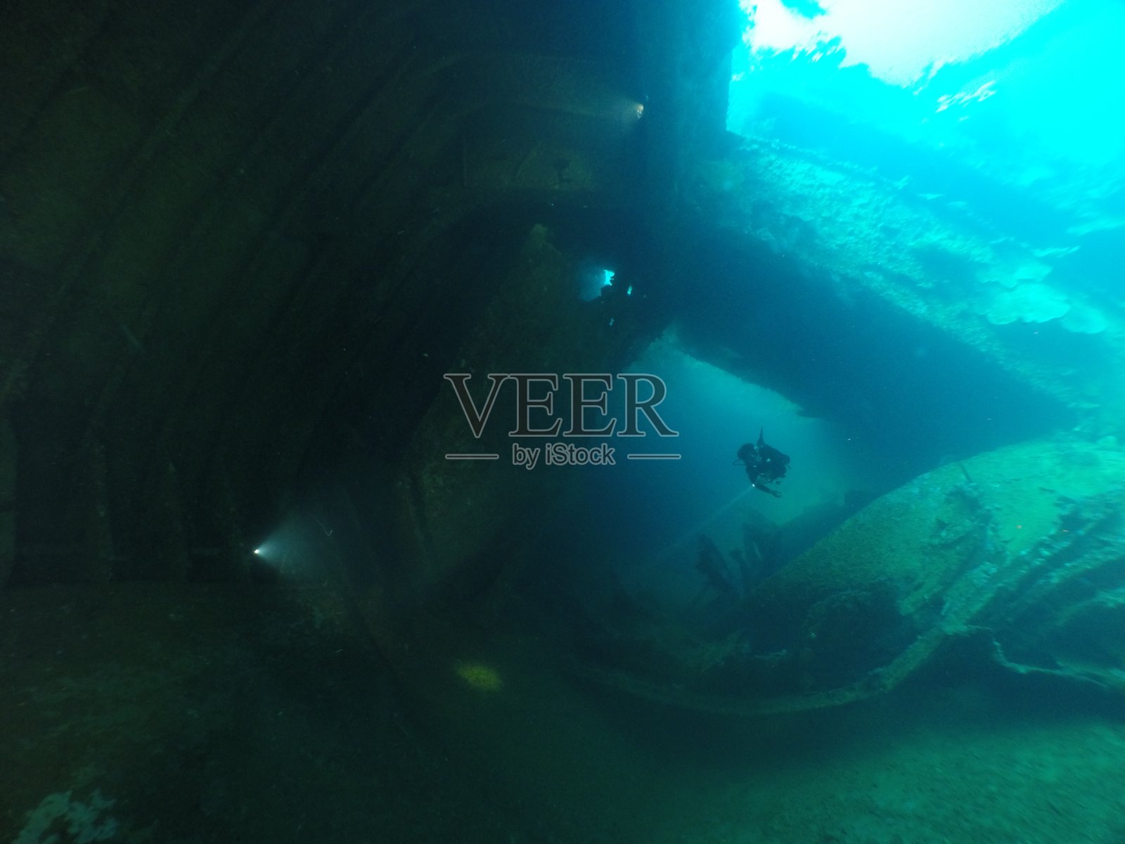 在帕劳群岛的沉船上潜水。照片摄影图片