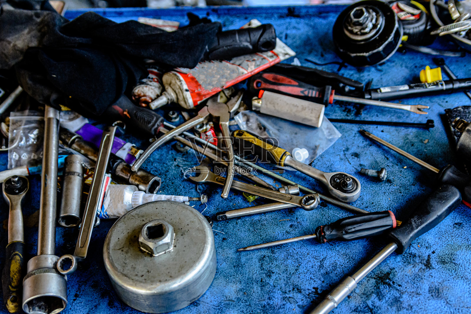 在车间的机械工具的照片。照片摄影图片