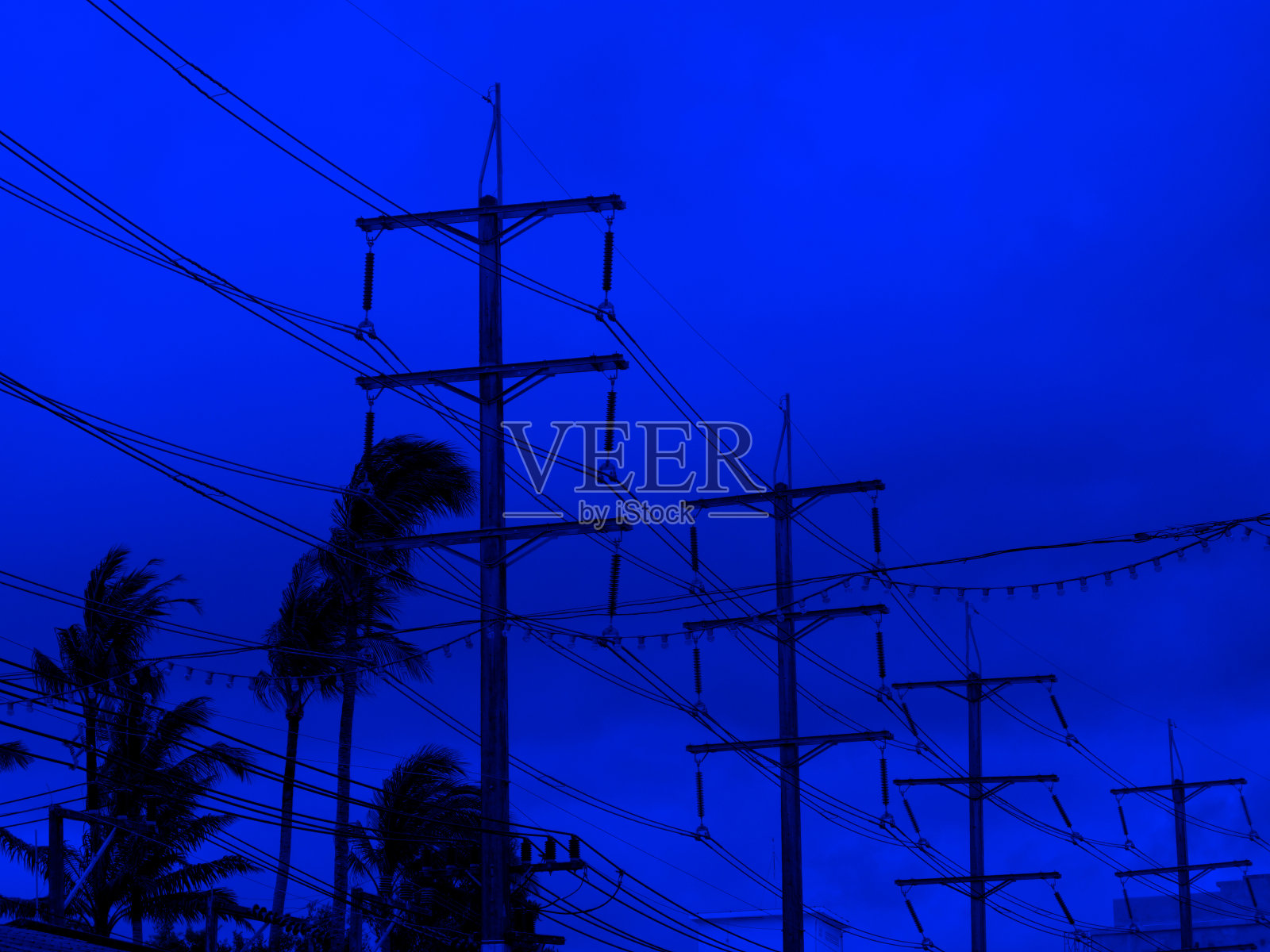 电力线越过深蓝色的夜空照片摄影图片