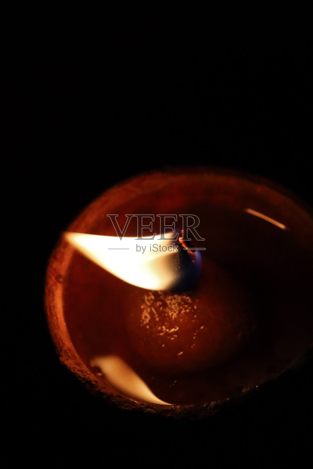 特写图像个人点燃，油填充，粘土diya，排灯节油灯与点燃的灯芯，闪烁的火焰在黑暗中，排灯节的庆祝，上升的观点照片摄影图片