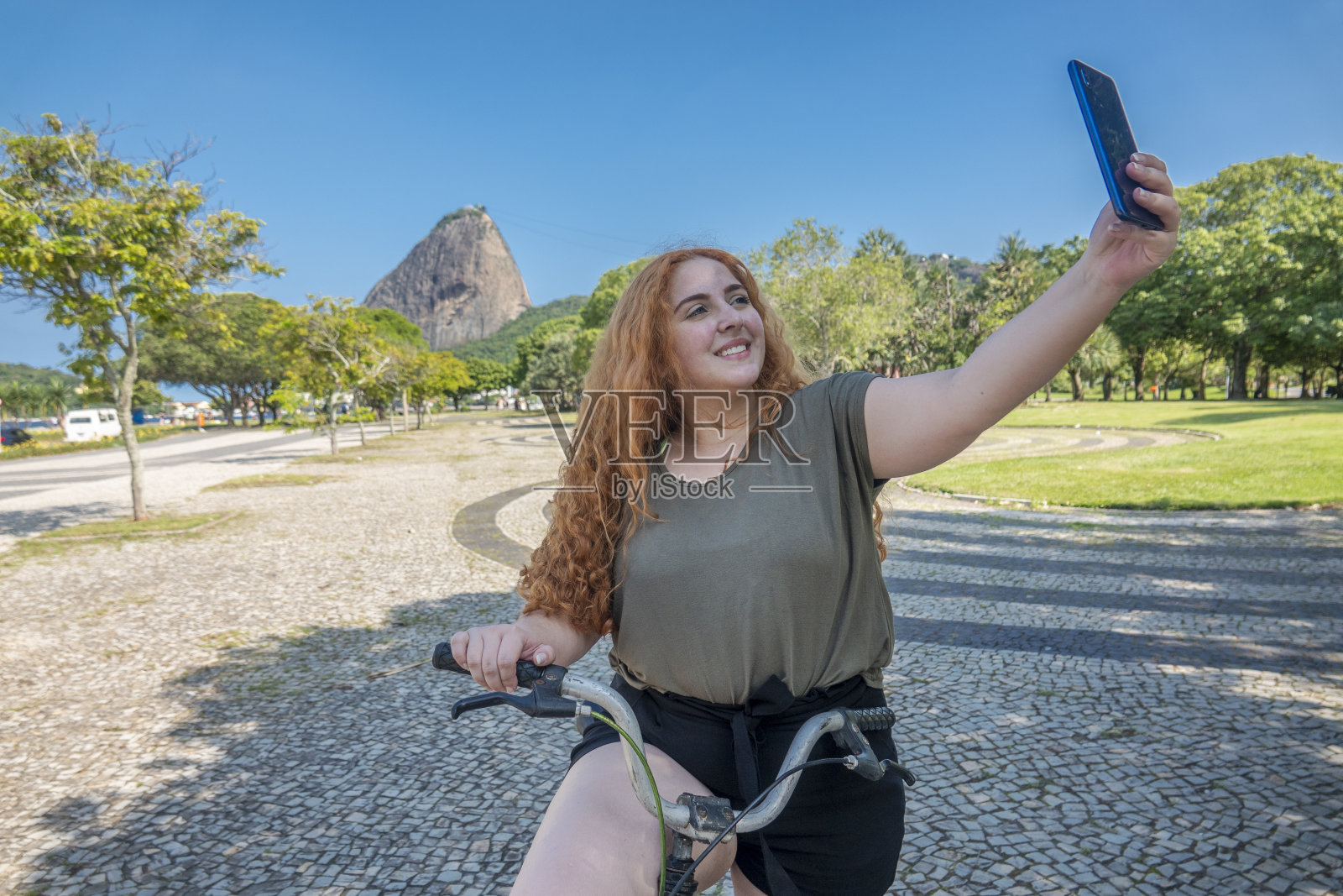 一名年轻女子以面包为背景自拍。照片摄影图片